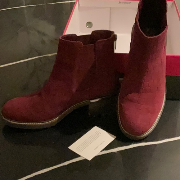 Vince Camuto burgundy ankle boots. Worn once, perfect condition - Picture 2 of 3